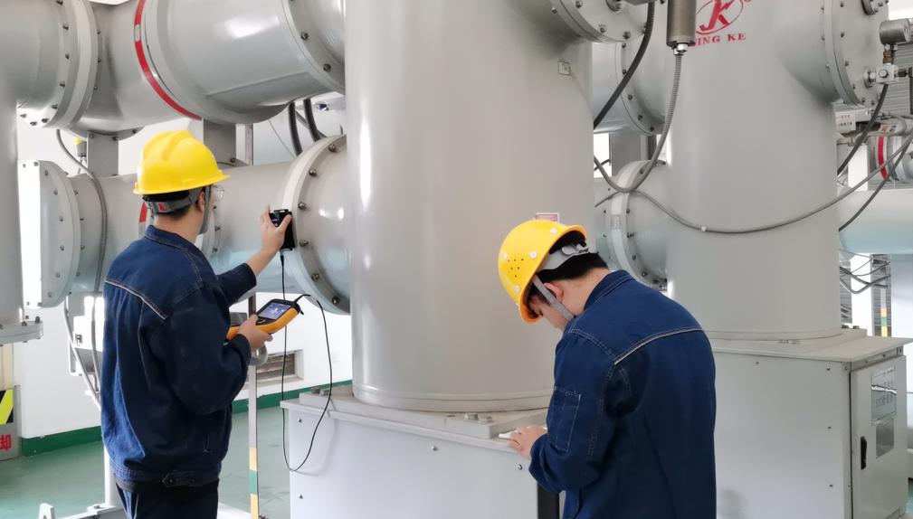工作人员使用局放检测仪对GIS进行局放检测