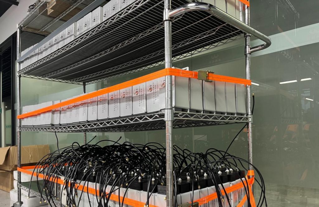 正准备测试的超声波传感器和高频电流传感器