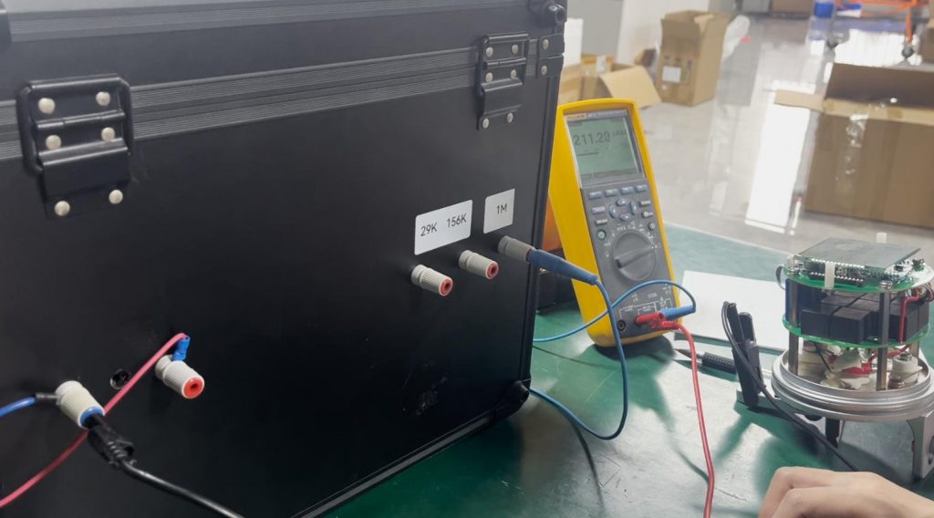 避雷器电流数字远传表计进行电流测试