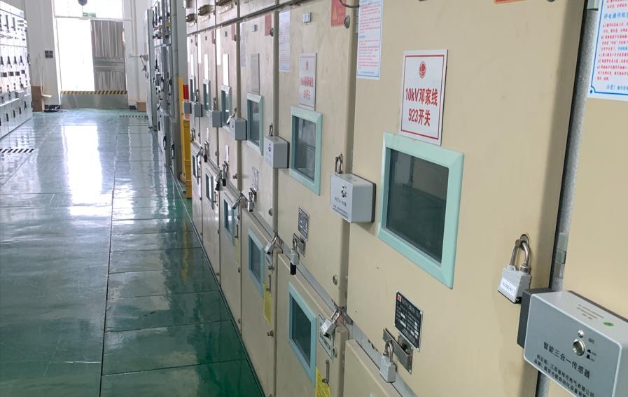 安装于高压开关柜表面的局部放电监测传感器。